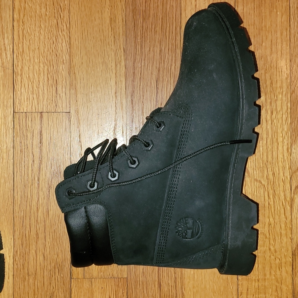 Never worn Size 6 Black Timberlands